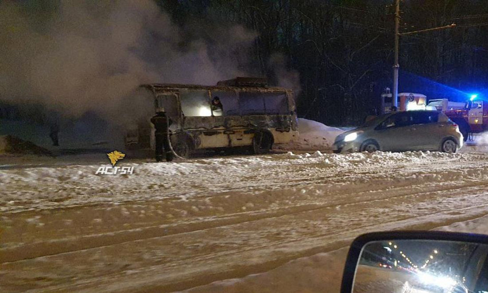 Автобус сгорел на маршруте утром в Новосибирске