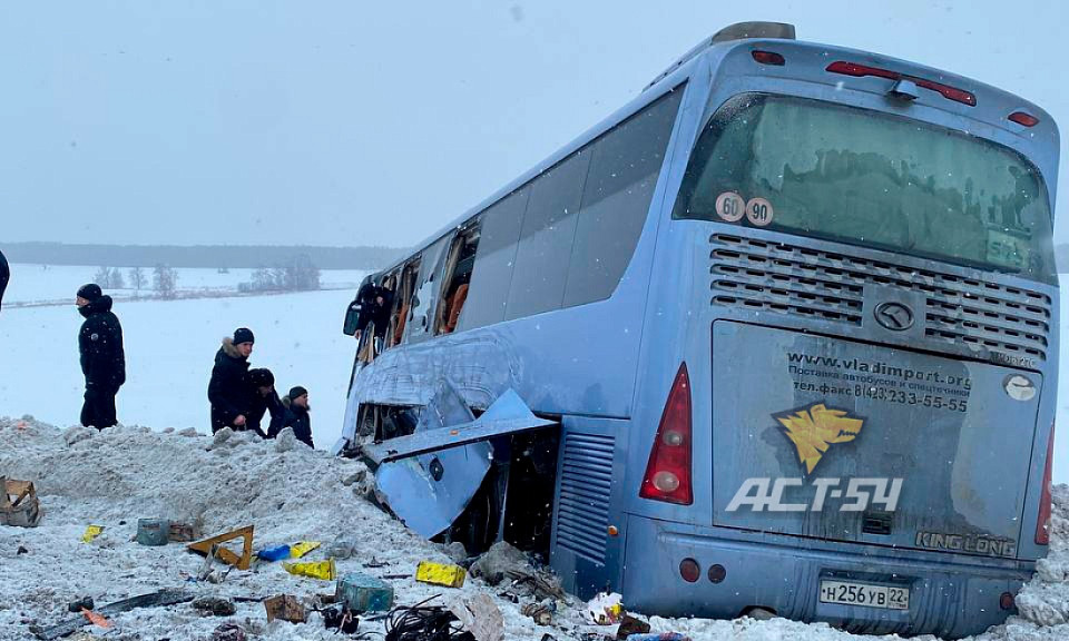 Фура и автобус с пассажирами попали в ДТП под Новосибирском