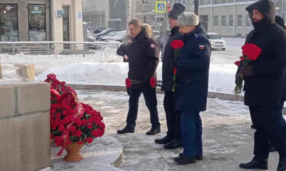 Цветы к бюсту Героя возложили в Новосибирске в День Героев Отечества