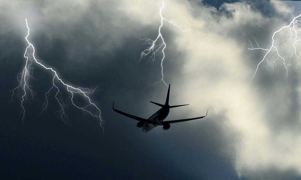 Молния ударила в летевший в Новосибирск самолет