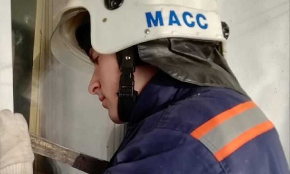 Девушка из Новосибирска оказалась запертой на балконе в мороз