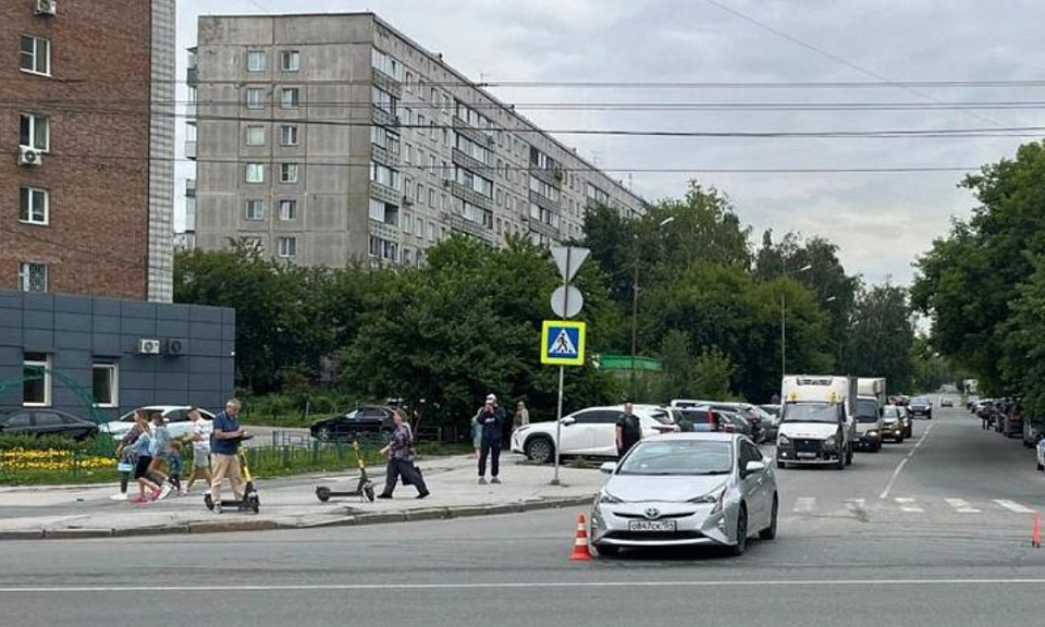 15-летняя девочка на электросамокате попала под колёса «Тойоты» в Новосибирске