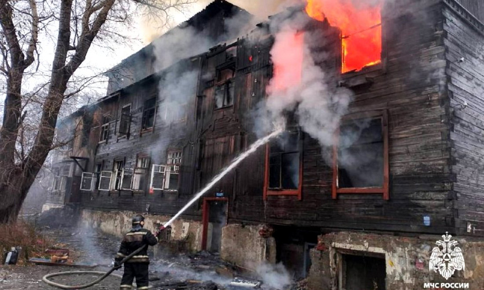 Загорелся деревянный расселенный барак в Новосибирске