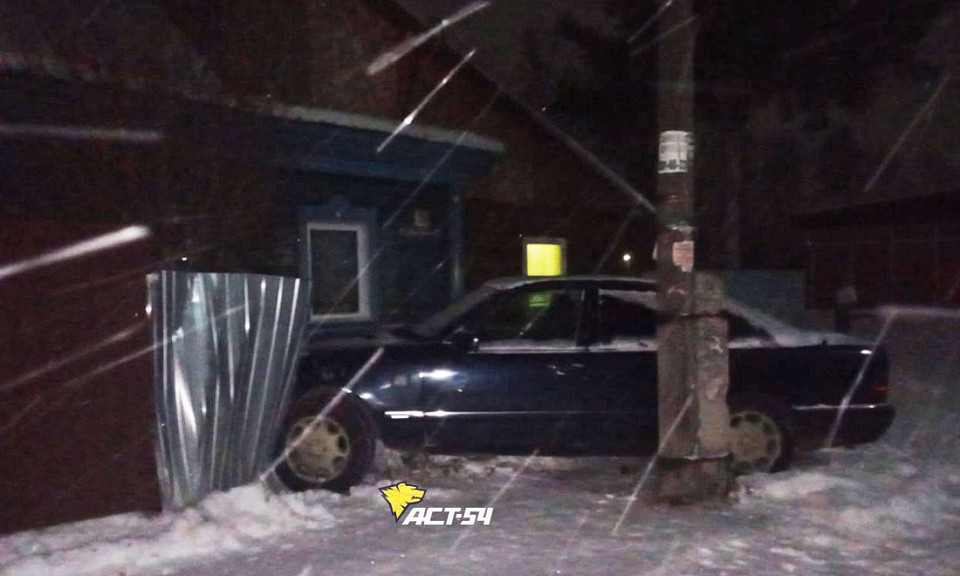 «Мерседес» ночью влетел в частный дом в Новосибирске