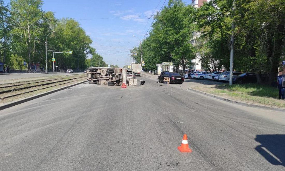 Грузовик перевернулся на улице Петухова в Новосибирске