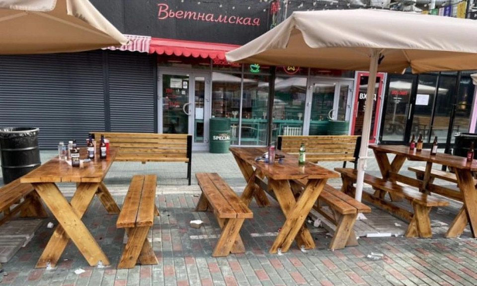 Беспризорный фуд-корт: в центре Новосибирска у кафе нет хозяина