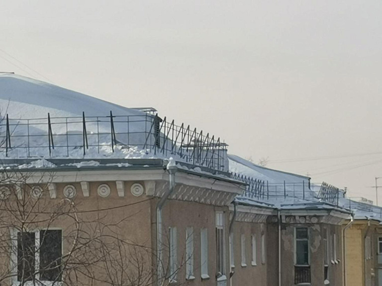Два человека сорвались с крыши при очистке её от снега