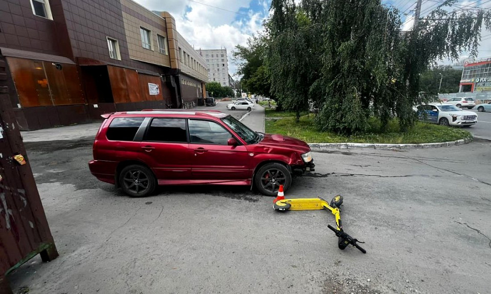 16-летнего новосибирца на электросамакате на тротуаре сбил автомобиль