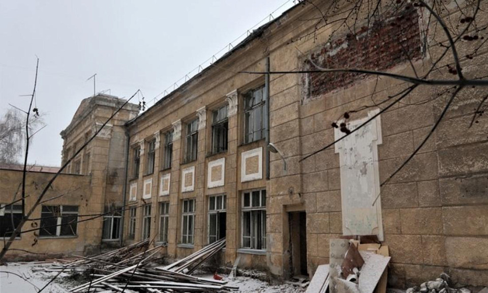 Новосибирцы не оценили барельефы на восстановленной школе № 54
