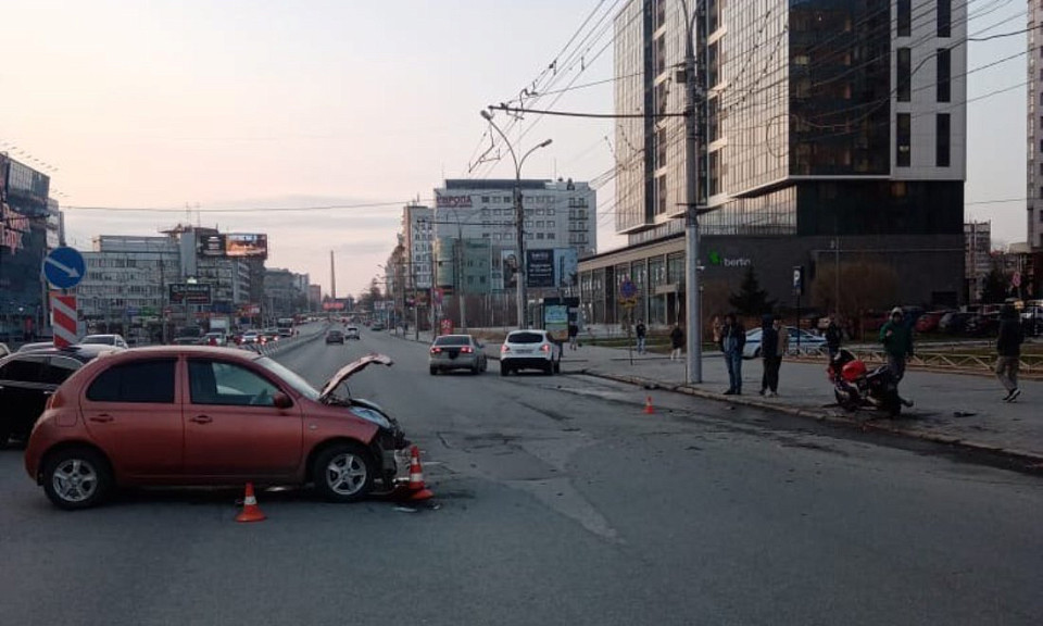 Мотоциклиста сбили два автомобиля в Новосибирске