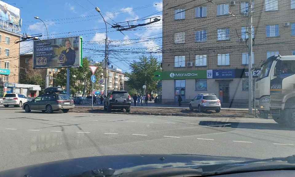 Опять не поделили: кто должен отвечать за газон-парковку в Новосибирске