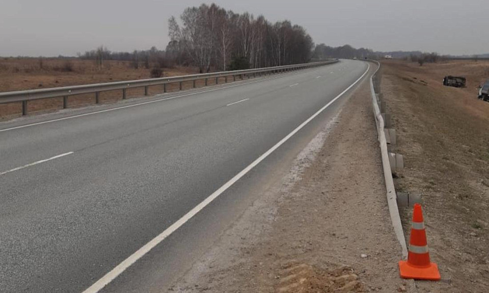 Наехал на ограждение и погиб водитель на трассе в Мошковском районе