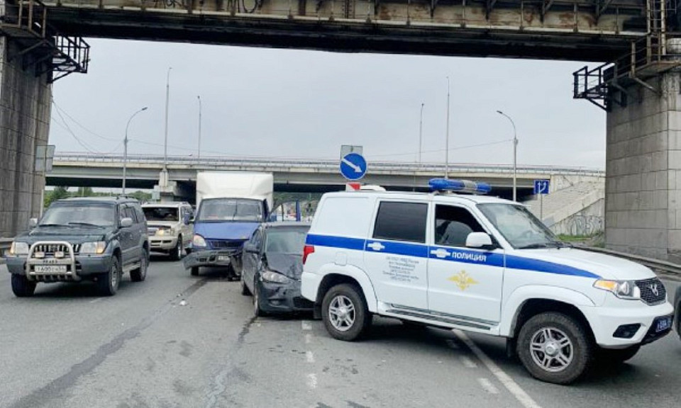 Тройное ДТП: автомобили врезались в полицейский УАЗ в Новосибирске