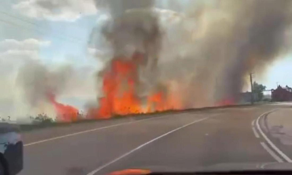 Столб пламени прошёл вдоль дороги в Барабинском районе
