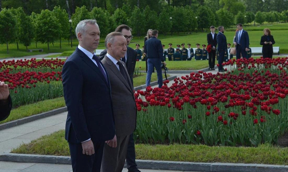 Андрей Травников возложил цветы на Пискарёвском мемориальном кладбище