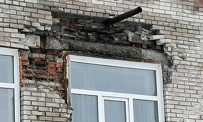 Под Новосибирском из-за протечки кровли в школе обрушилась часть стены