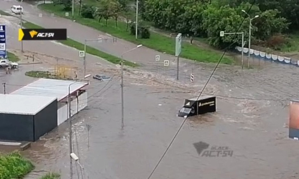 Фото тропического ливня в Новосибирске опубликовали горожане в соцсетях