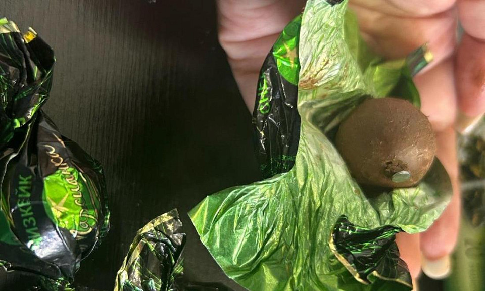 Опасный сюрприз: жительница Новосибирска обнаружила гвоздь в конфете