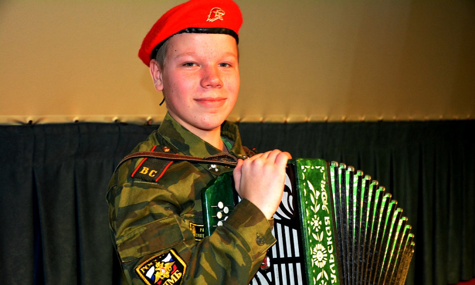 В Новосибирской области 13-летний музыкант поёт песни «Сектора газа» под гармонь