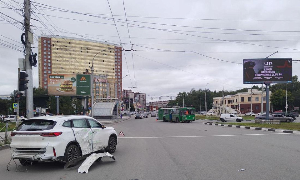 Кроссовер столкнулся с троллейбусом на «кольце» в Дзержинском районе