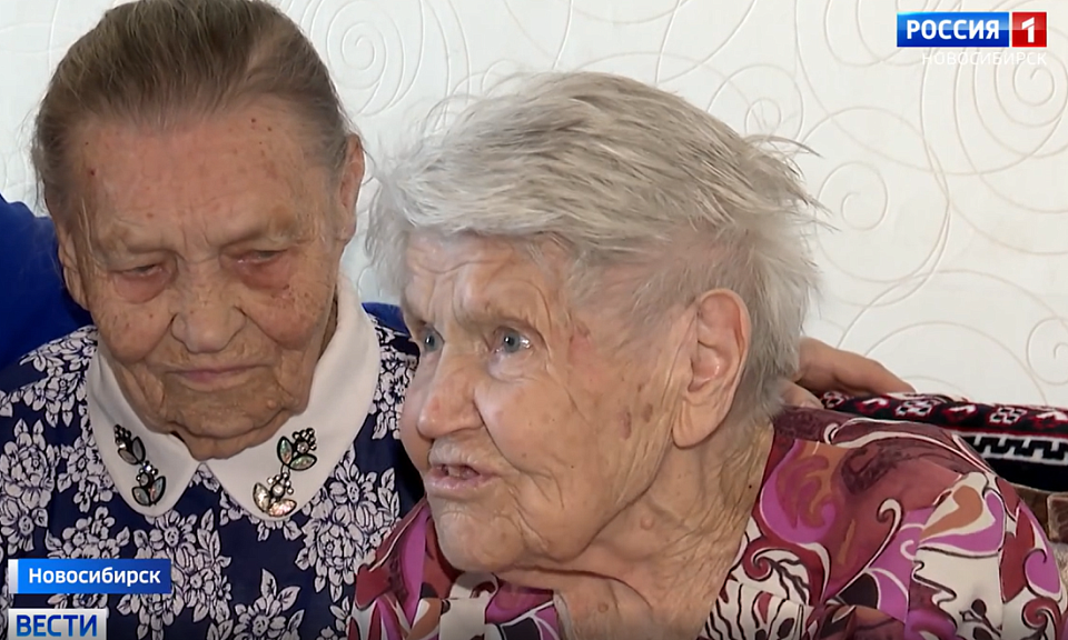 Жительницу Новосибирска поздравили со 100-летним юбилеем 90-летние сёстры