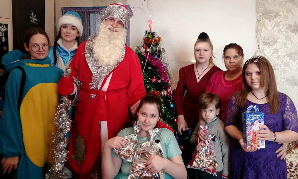 Общественники в костюме Деда Мороза поздравили детей-инвалидов под Новосибирском