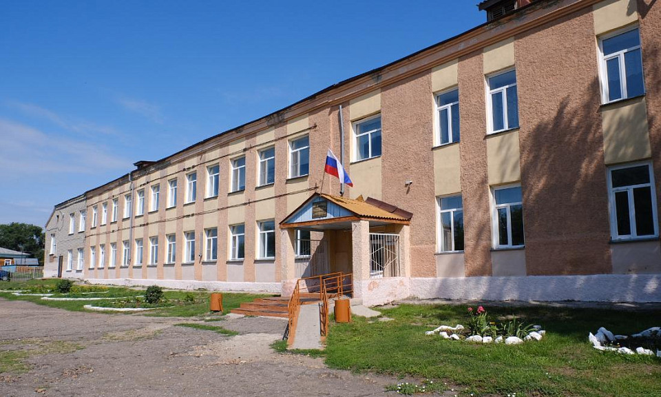 Старейшую школу отремонтируют в Новосибирской области