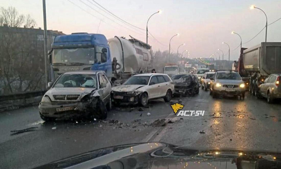 Массовое ДТП спровоцировало транспортный коллапс в Новосибирске