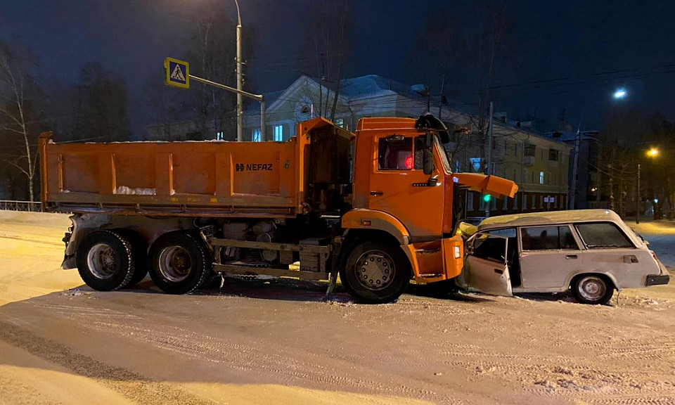 КамАЗ не пропустил «Ладу»: пенсионер пострадал в ДТП в Новосибирске
