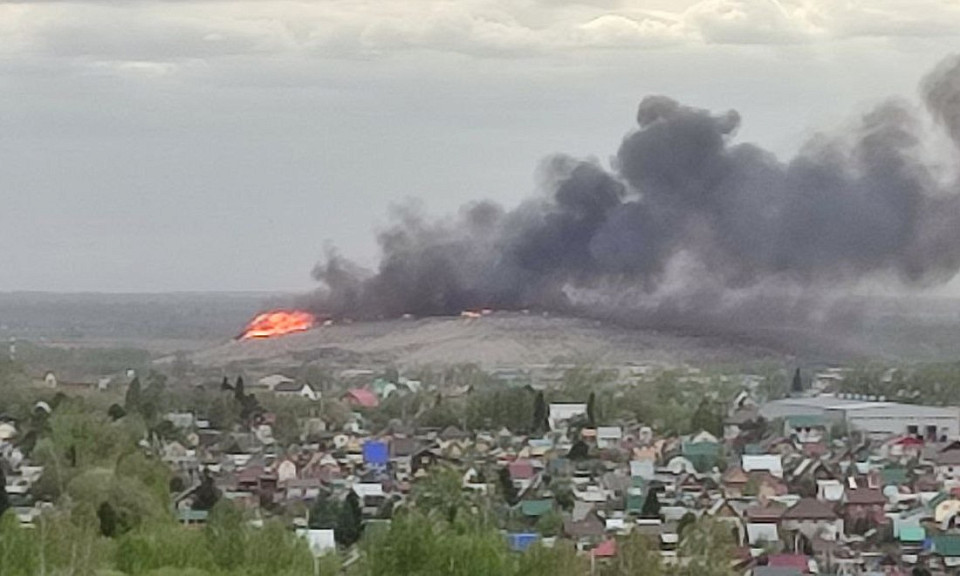 В Новосибирске разгорелся пожар на Хилокском мусорном полигоне