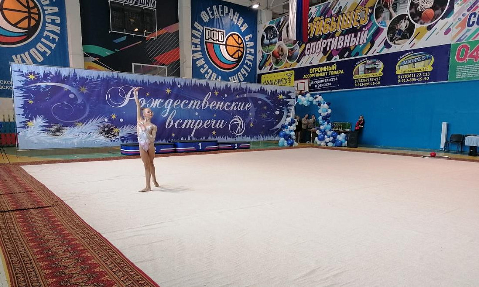 Больше пятисот новосибирских и омских гимнасток съехались в Куйбышев