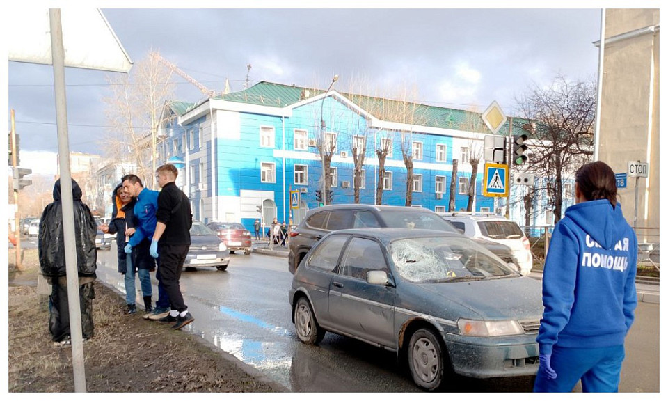 «Тойота» сбила девушку на перекрёстке в Новосибирске