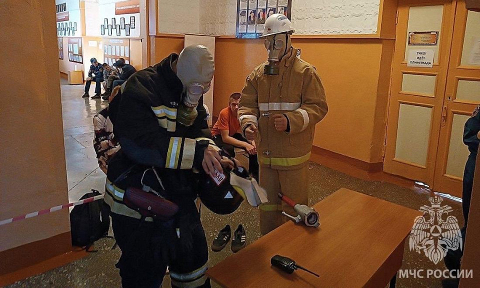 Примерили пожарную одежду и спасли пострадавшего школьники из Куйбышева