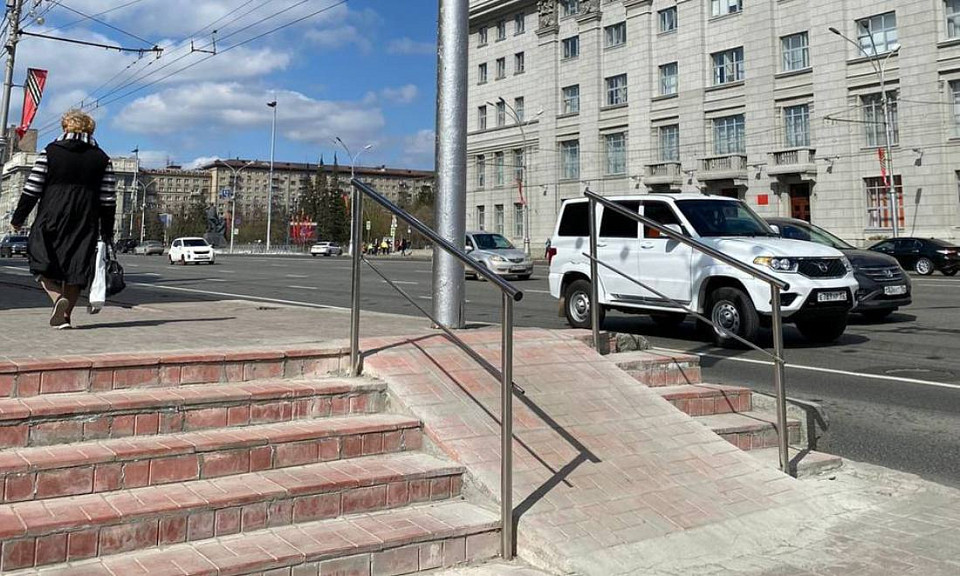 Новосибирская прокуратура обнаружила упирающийся в столб пандус у мэрии