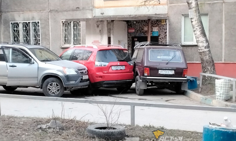 Водитель-подросток протаранил две припаркованные машины в Новосибирске