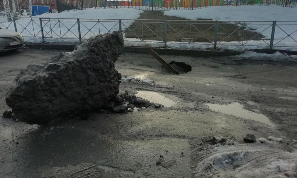 «Было землетрясение»: на окраине Новосибирска полностью разрушена дорога