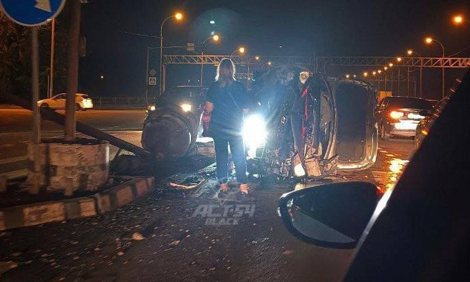 «Хёндай» опрокинулся на бок и снёс светофор в Новосибирске