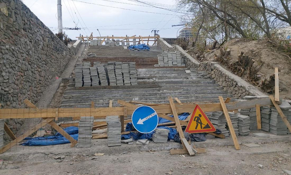 В Новосибирске второй год не могут отремонтировать лестницу на Речном вокзале