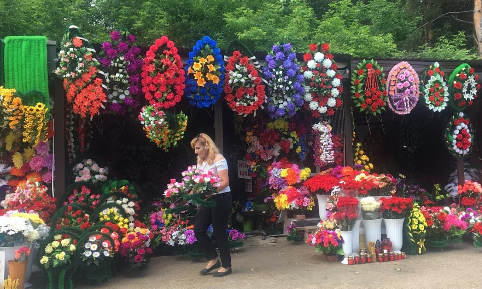В Новосибирске на Троицу пустят дополнительный транспорт на кладбища