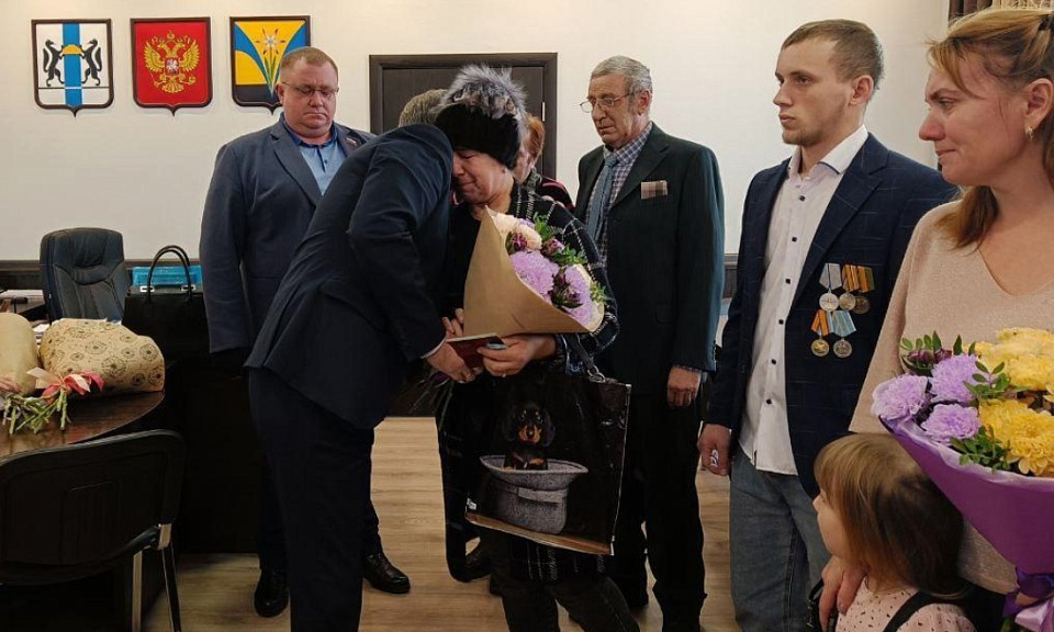 Посмертные награды бойцов СВО вручили семьям под Новосибирском