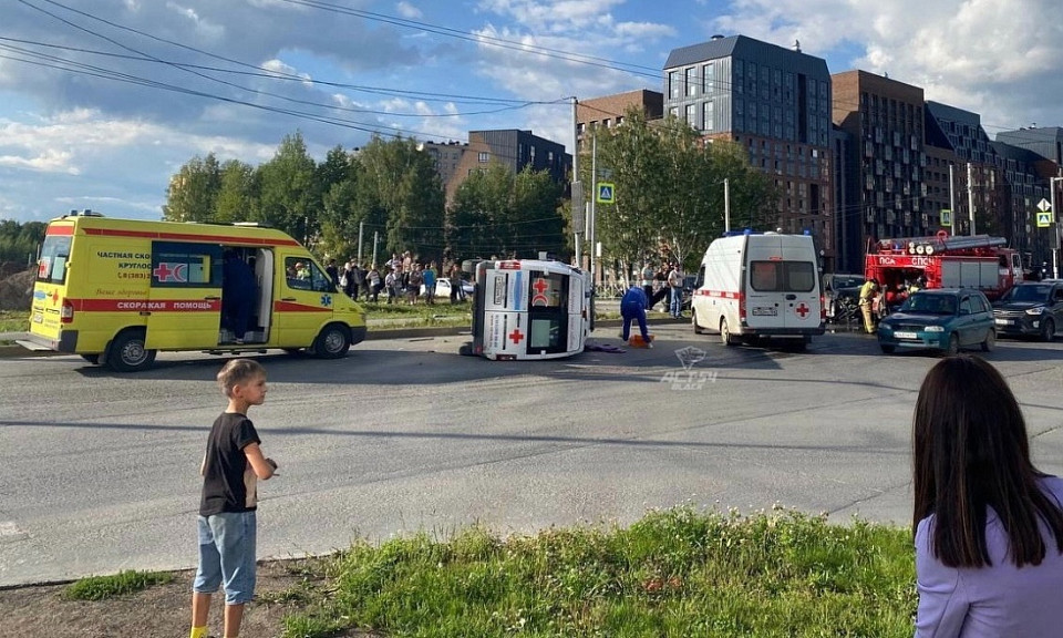 В центре Новосибирска перевернулся автомобиль скорой помощи