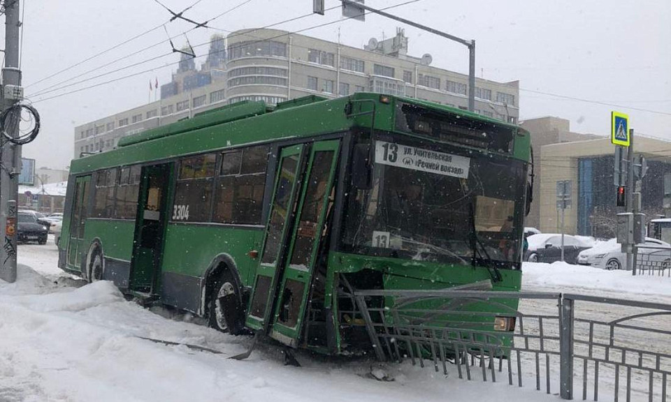 Троллейбус № 13 врезался в ограждение на Красном проспекте