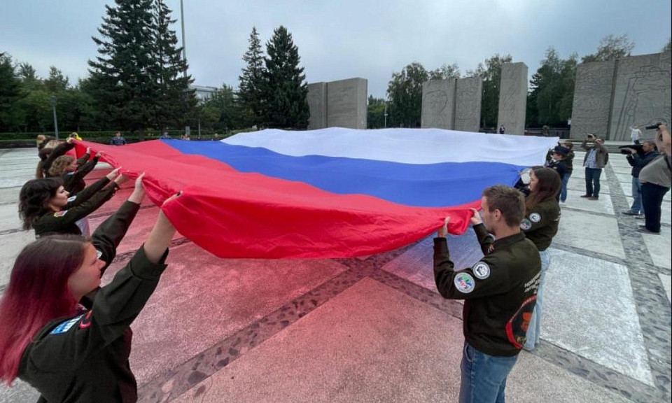 Гигантский триколор развернули в День Государственного флага РФ