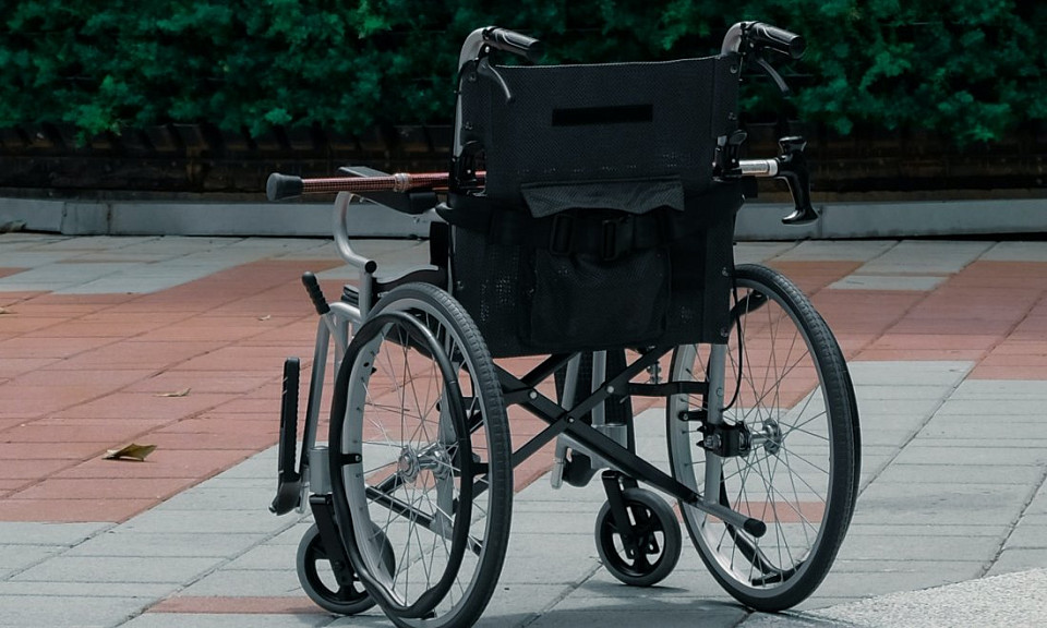 Депутат Заксобрания подарил инвалидам кресло-коляску и тренажёры