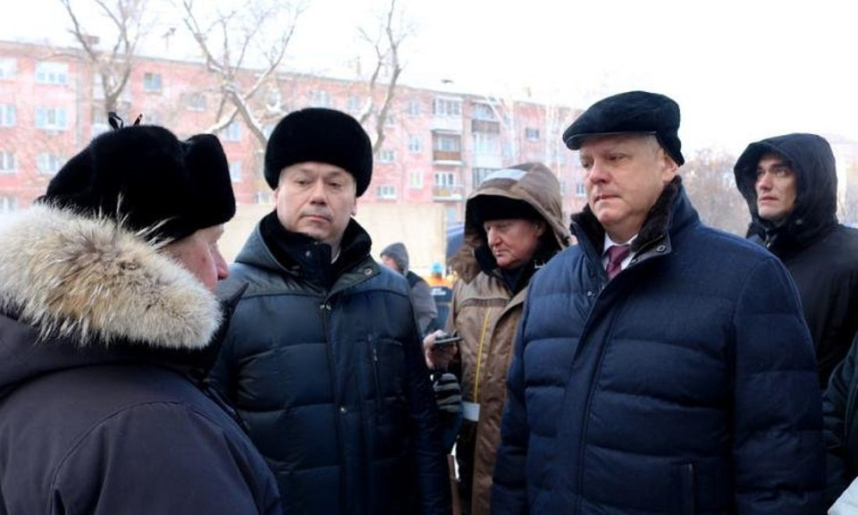 На месте обрушения подъезда в Новосибирске побывал полпред Анатолий Серышев