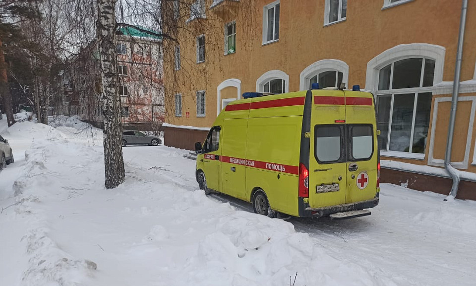 Выпил водки и пошёл к врачу: сибиряка госпитализировали после удаления зуба