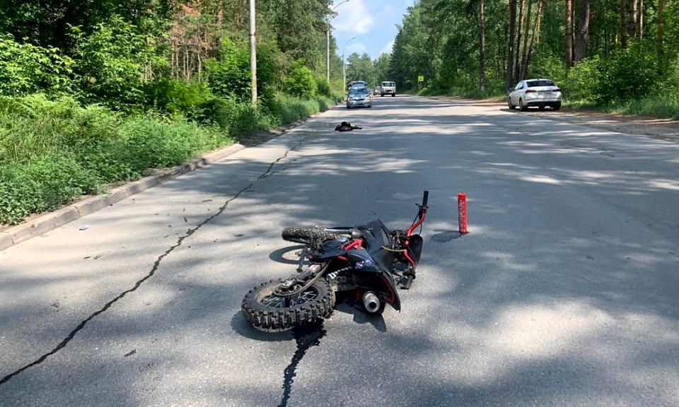Неудачно выехал из леса: мотоциклист врезался в «Тойоту» в Новосибирске