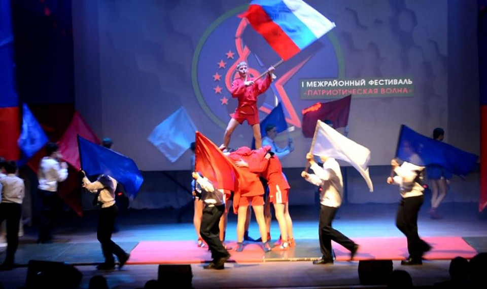 За звание гран-при фестиваля боролись вокалисты-патриоты под Новосибирском