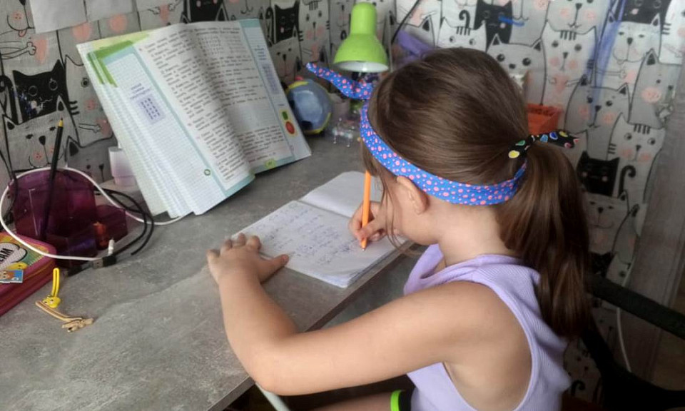 После ДТП почти год первоклассница из Новосибирской области учится дома