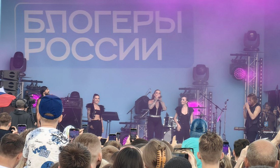 Ольга Бузова собрала 12-тысячную толпу зрителей в Новосибирске